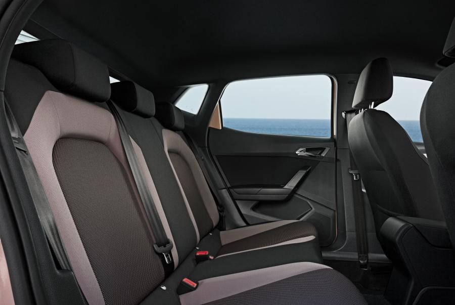 Интерьер Seat Ibiza TGI 2017 года  (WW) (фото 12 из 18)